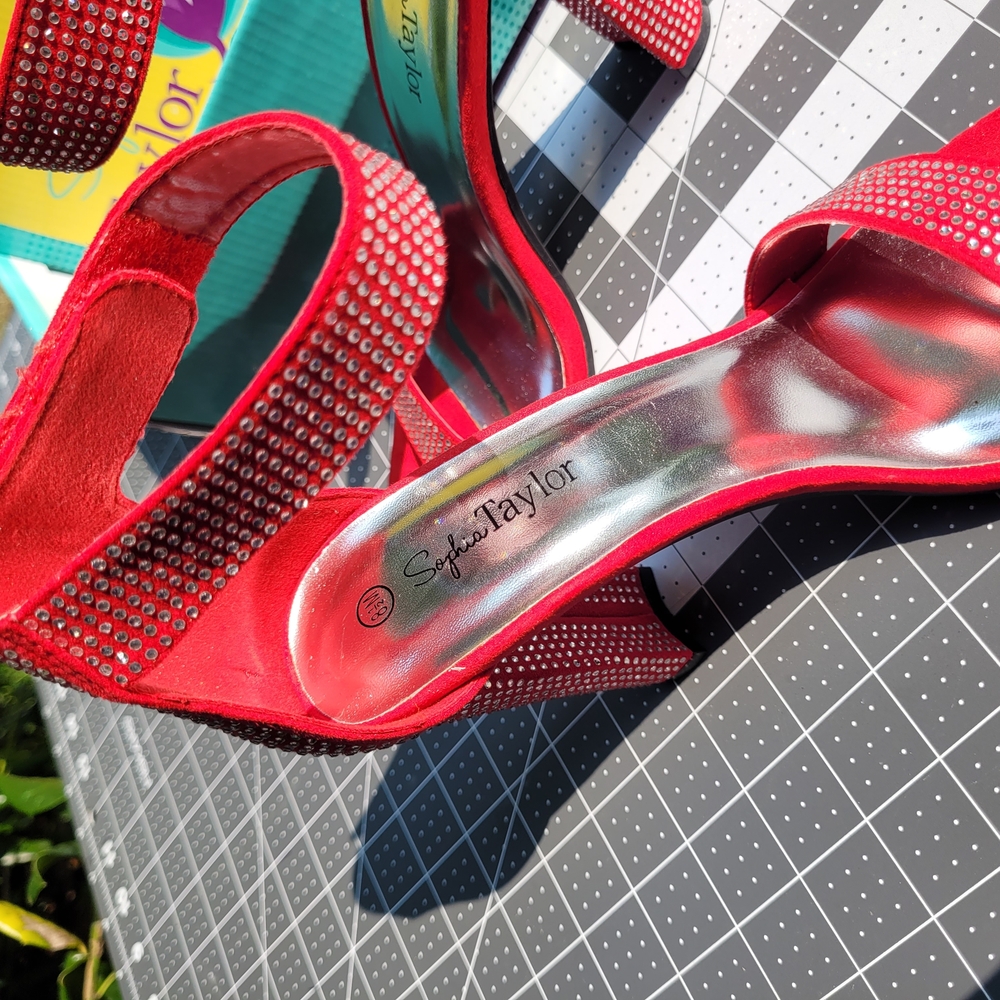 Sophia Taylor Red Heeled Shoes with Sleek Design - Picture 2 of 13